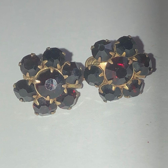 Vintage Gold Tone Deep Red Garnet Color Rhinestones Screw Back Earrings - Picture 2 of 6